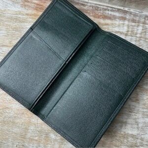 AUTHENTIC Louis Vuitton Taiga wallet. Black. Previously owned. Green.